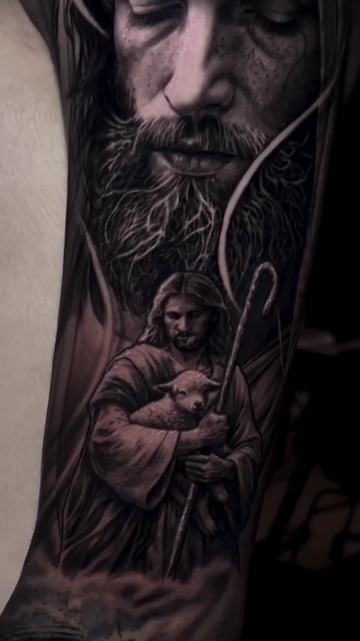 Tatuagem religiosa em realismo preto e cinza