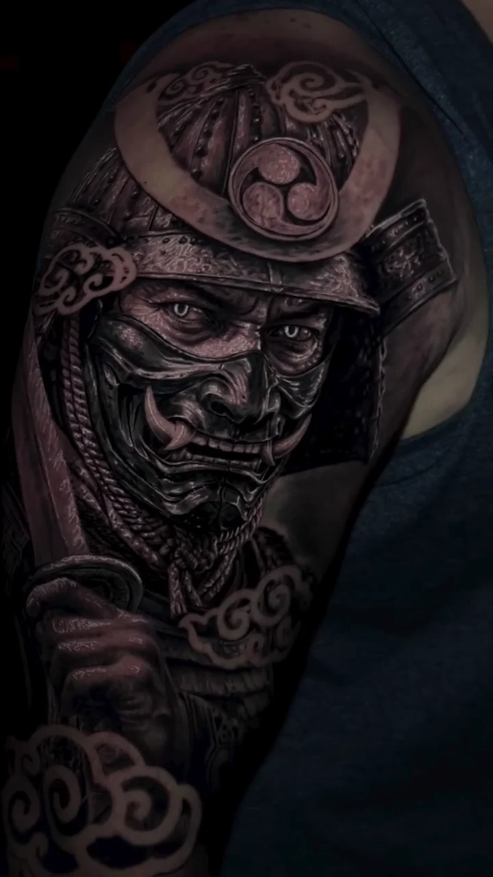 Tatuagem em realismo de uma máscara de samurai